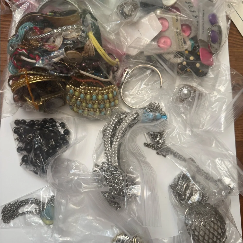 4 lbs Assorted Colorful Costume Jewelry Lot - Picture 7 of 9